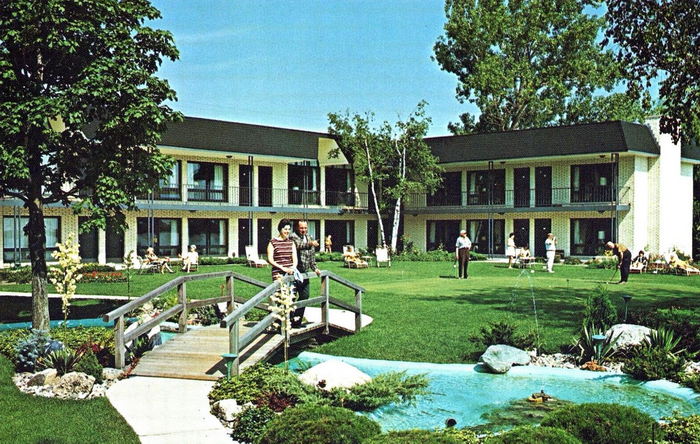 Inland House (This Ole House Motor Inn, Conway Inn) - Vintage Postcard